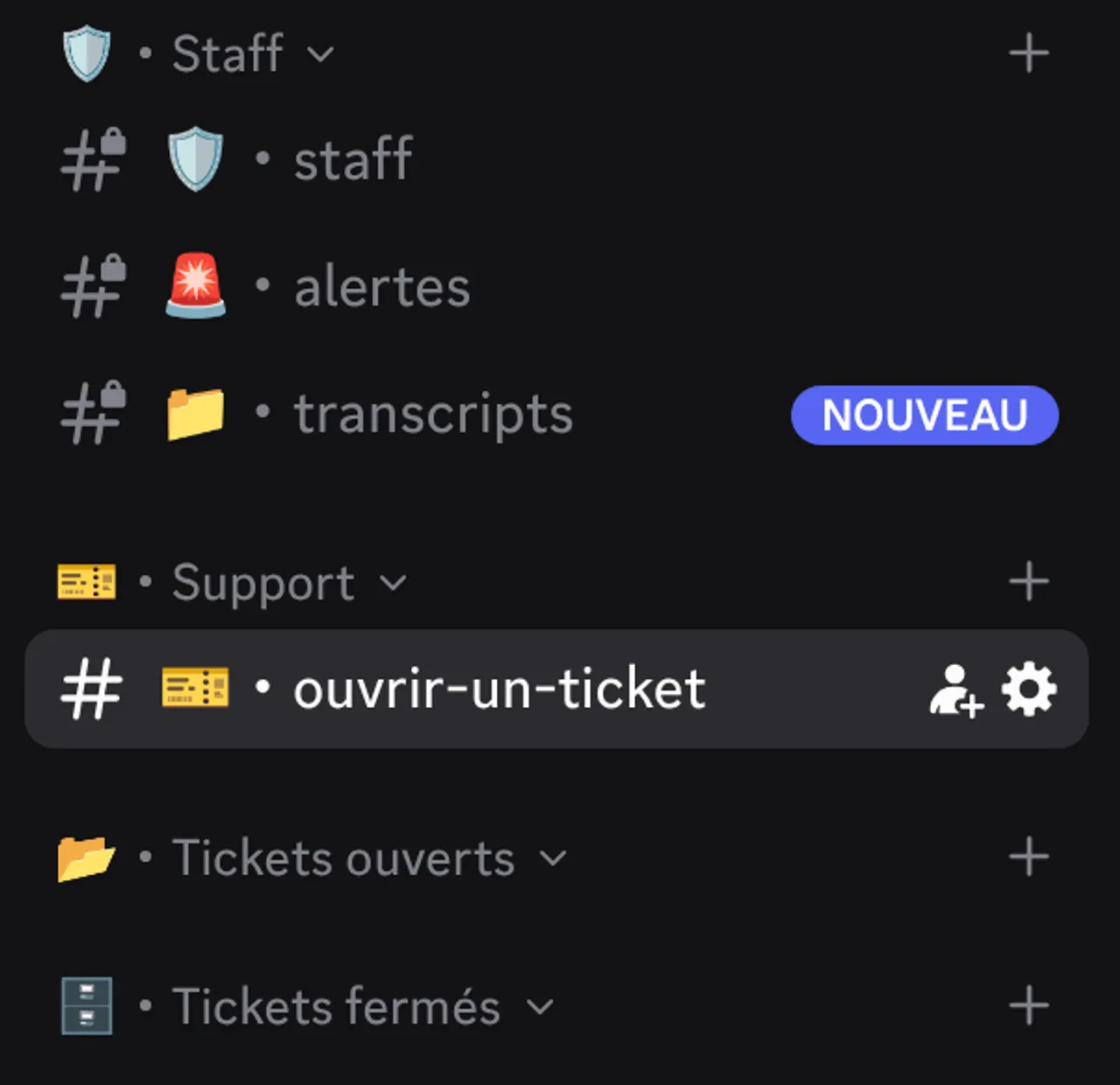 La liste des salons : catégorie Staff avec #transcripts, catégorie Support avec #ouvrir-un-ticket, et les catégories privées Tickets ouverts et Tickets fermés